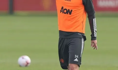Gary Neville làm điều dữ dội ngay trước mặt Carragher khi Rashford ghi bàn