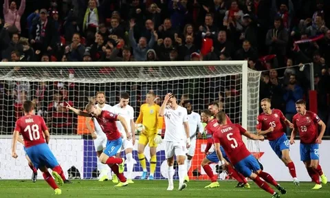'Hãy mời Klopp và Mourinho về dạy chiến thuật, họ là những HLV giỏi nhất'