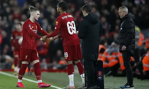 Thierry Henry lý giải việc không trả lời tin nhắn Van Dijk
