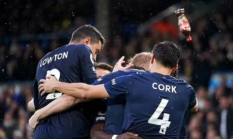 Cầu thủ Burnley lãnh trọn chai nước từ CĐV quá khích, FA vào cuộc