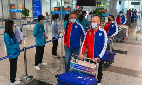 U23 Thái Lan đặt chân đến sân bay Nội Bài
