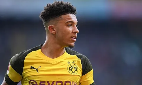 Bấp bênh chuyện tương lai, Sancho vẫn được Dortmund vinh danh