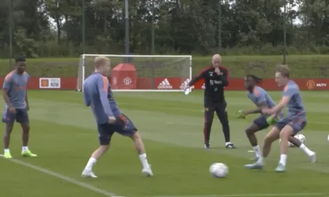 Trợ lý Man Utd liên tục tán thưởng "người bị lãng quên"