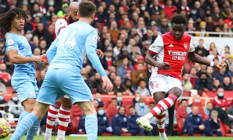Phá lưới Man City, Saka buộc lịch sử phải gọi tên