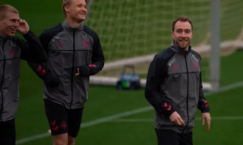 Quên đi sự cố trụy tim, Eriksen "cười như được mùa" ngày trở lại tuyển Đan Mạch