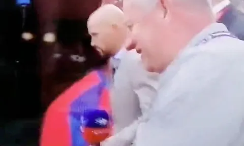 Ten Hag 'cạch mặt' phóng viên Sky Sports