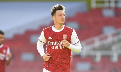 Mikel Aterta nhận chỉ trích nặng nề vì quyết định loại Ozil