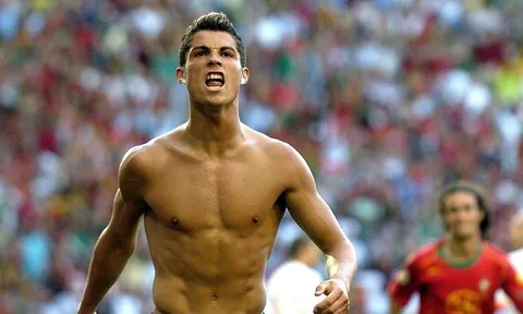 Huyền thoại Liverpool trù ẻo Ronaldo, Schmeichel đáp trả