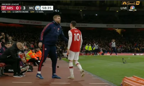 '1 khoảnh khắc tương tự hành vi của Granit Xhaka'