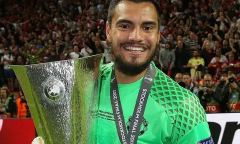 Sergio Romero và thời cơ "nghìn năm có một" trước Liverpool