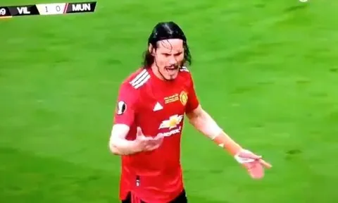 Cavani tức giận, bật lại HLV Solskjaer ngay trên sân