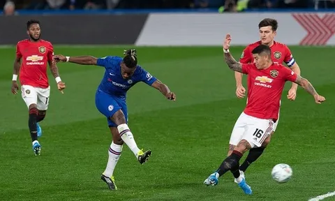 Cận cảnh Batshuayi biến 3 trung vệ MU thành 3 "gã hề" xấu hổ