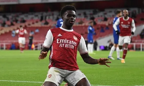 Làm một việc, Bukayo Saka khiến Aubameyang tức giận