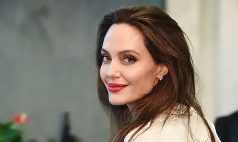 10 fan nổi tiếng nhất của Liverpool: Từ Angelina đến Nelson Mandela