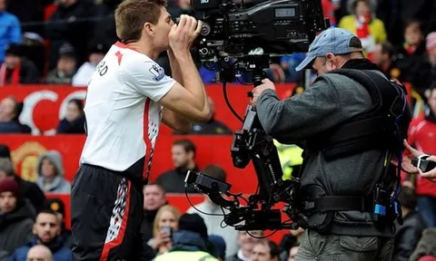 10 hình ảnh ấn tượng nhất lịch sử cặp trận M.U - Liverpool: 'Mr. Camera'; 'Đóa hồng' rực sáng