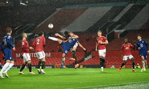 10 hình ảnh ấn tượng ở vòng 6 EPL: Maguire 'đấu vật'; Siêu phẩm Rooney tái hiện