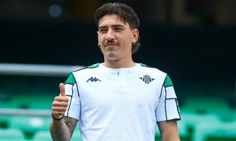 Bellerin đánh giá phong độ của Tomiyasu
