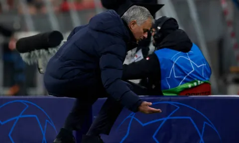 Bực bội trước Sissoko; Mourinho lập tức có hành động "lạ"
