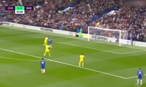 Ronaldo và Maguire khiến phòng thay đồ M.U chia rẽ