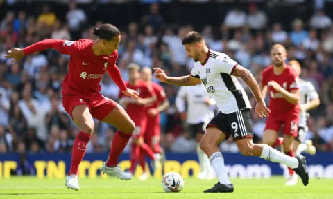 "Van Dijk khẳng định đã đá trúng bóng"