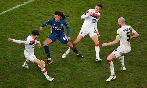 12 điều có thể bạn bỏ lỡ ở vòng bảng UEL: 'Hoàn hảo' Arsenal; Milan thăng hoa