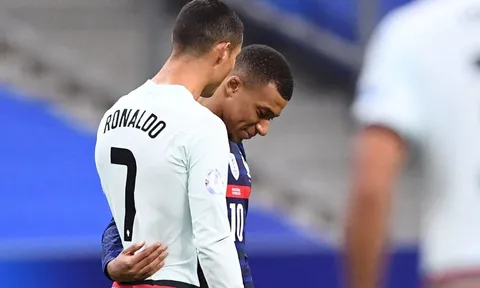 12 giây tiếp xúc giữa Ronaldo và Mbappe thu hút hơn 3 triệu lượt xem