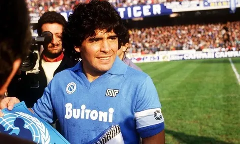 "Chúa sẽ phù hộ cho Maradona"