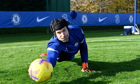Petr Cech lộ hình ảnh đáng kinh ngạc trên sân tập Chelsea