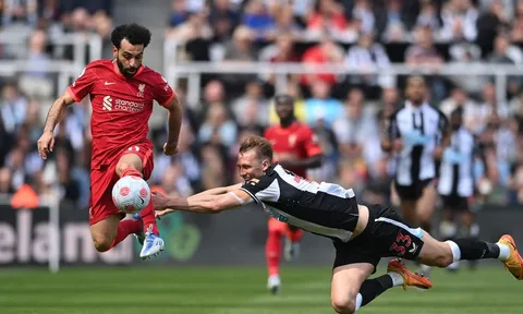 Salah bị tóm giò; Ronaldo lạnh như băng