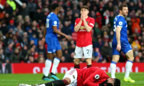 Jesse Lingard ôm mặt đau đớn sau tai nạn "trời ơi đất hỡi"