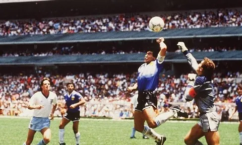 Choáng với số tiền đấu giá chiếc áo 'Bàn tay của chúa' của Maradona
