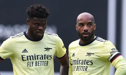 Hai cầu thủ Arsenal tranh cãi kịch liệt trên sân