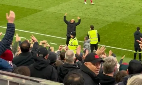 Hành động xấu xí của Pep Guardiola