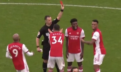 Thẻ đỏ lố bịch của sao Arsenal