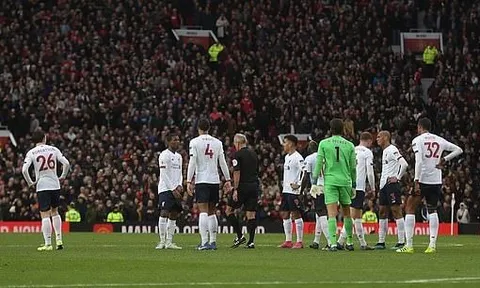 Phạm lỗi rõ ràng, Man Utd 'đánh lừa' cả VAR?