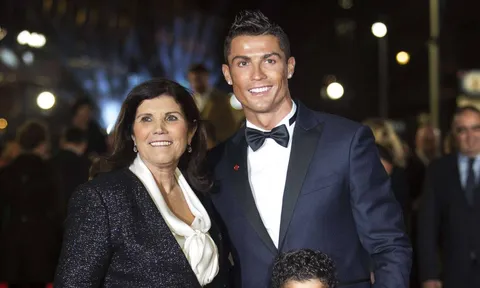 Mẹ Ronaldo: 'Đám mafia trong bóng đá đã cướp QBV của con tôi'