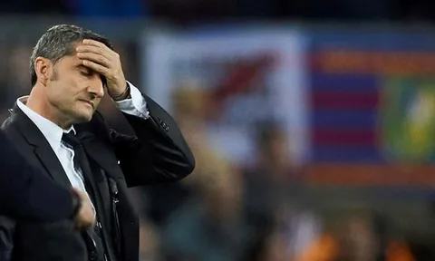 Đây, phản ứng của "Kẻ sa cơ" khi bị fan Barca "đánh trống thổi kèn"