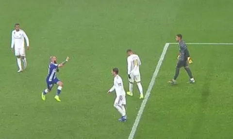 Vidal tiến tới, thực hiện một hành động khiến Ramos "nóng máu"