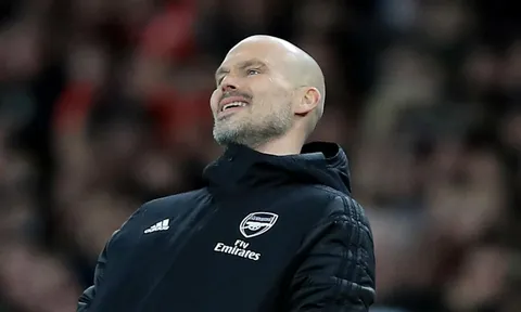 Arsenal tiếp tục khủng hoảng, Micah Richards nói thẳng điều BLĐ nên làm với Ljungberg