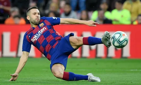 Đây, phản ứng khó tin của sao Barca khi bị khán giả la ó