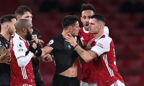 SỐC! Granit Xhaka nổi điên, bóp cổ đối thủ không thương tiếc