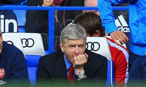 Mike Dean: Wenger là HLV điên rồ nhất, Sir Alex không đến nỗi nào