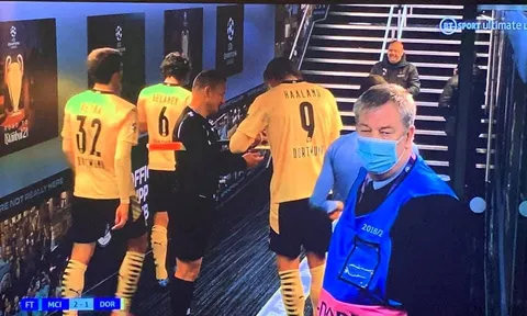 CHOÁNG! "Fan hâm mộ" đặc biệt chạy theo Erling Haaland xin chữ ký