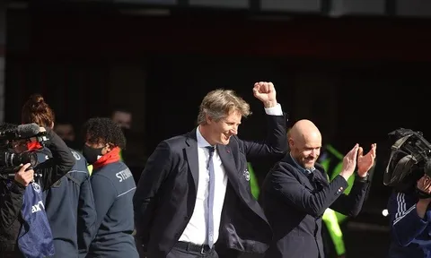 XONG! Van der Sar xác nhận khả năng trở lại Man Utd
