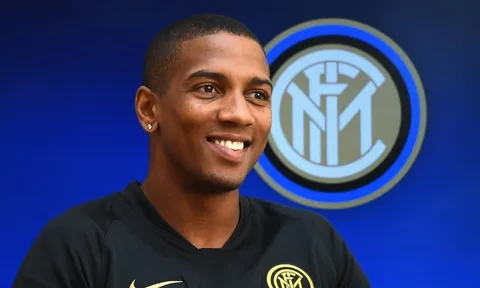 Tân binh tức tốc đàm phán, đưa Ashley Young trở lại Premier League