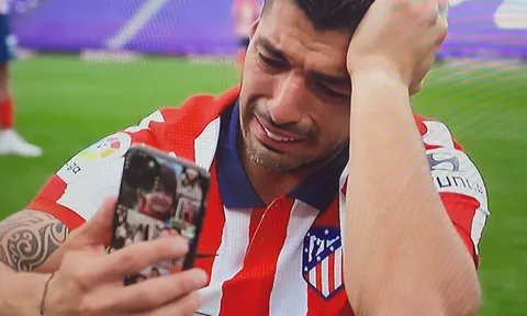 Luis Suarez khiến nữ phóng viên xinh đẹp mủi lòng