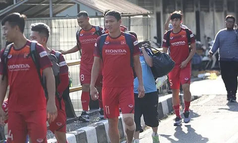 NÓNG! Tuyển Việt Nam gặp sự cố ngay khi tới Indonesia