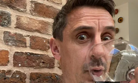 Gary Neville ê mặt vì cười cợt Liverpool
