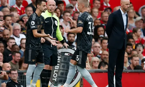 Gary Neville: Pha thay người đó đã kết liễu Arsenal