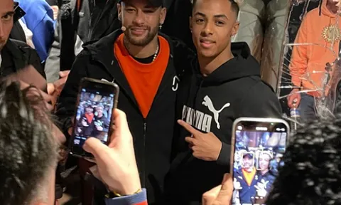 Cầu thủ "tài năng hơn Saka" rạng rỡ sánh vai với Neymar